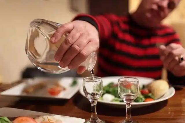 白酒再次被关注！调查发现：糖尿病患者喝白酒时，要多注意这4点