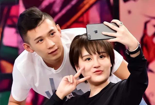 原创            网红天佑求婚崔阿扎！现场送劳斯莱斯当礼物，甘愿当三个孩子后妈