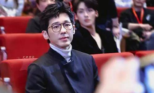 母亲是著名演员，父亲上亿家产，他却跑龙套10年，终成演技派