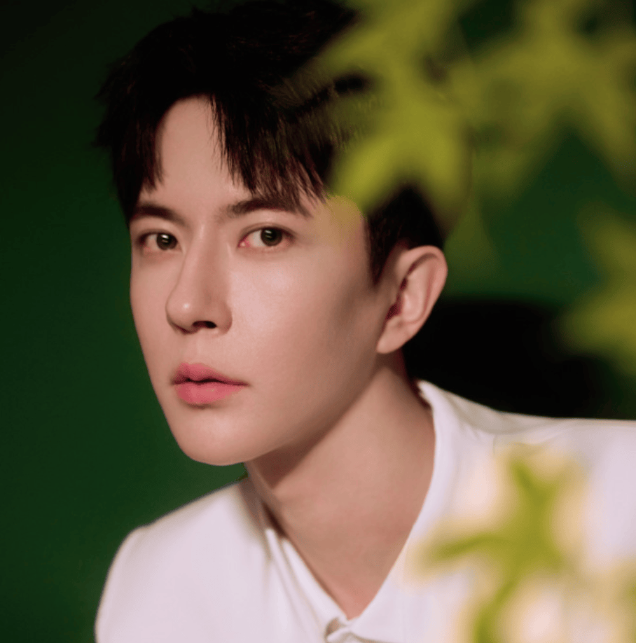 原创            于朦胧坠楼事发现场曝光！纱窗被撕裂一半，警察仍在勘查中