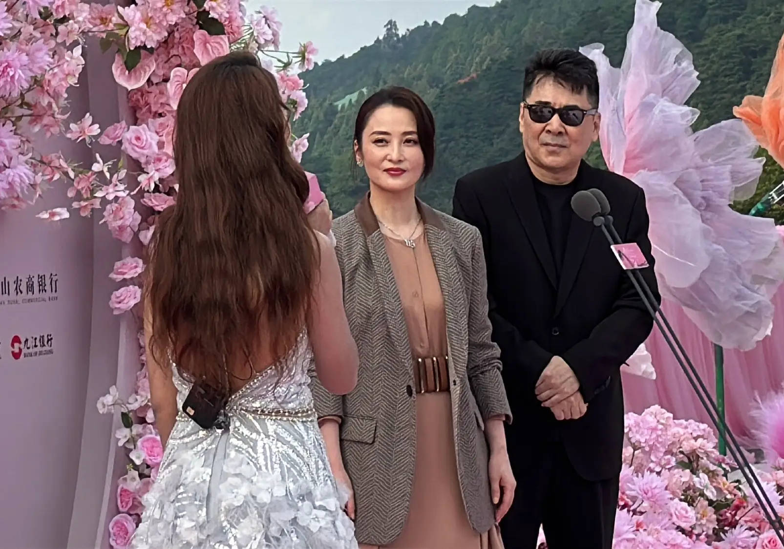 庐山国际爱情电影周红毯：陈建斌蒋勤勤陶红张蓝心等亮相