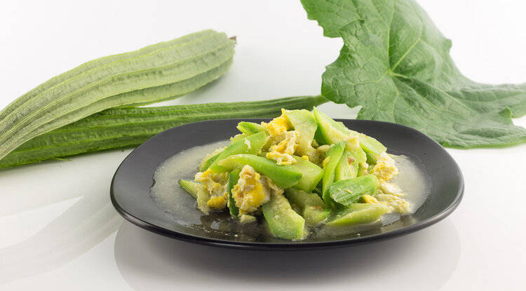 原创            丝瓜再次成为关注对象！医生再三强调：吃丝瓜时，要多注意这2点