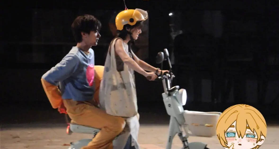 包上恩骑车载着穿玩偶服的周柯宇 两人气氛好甜蜜