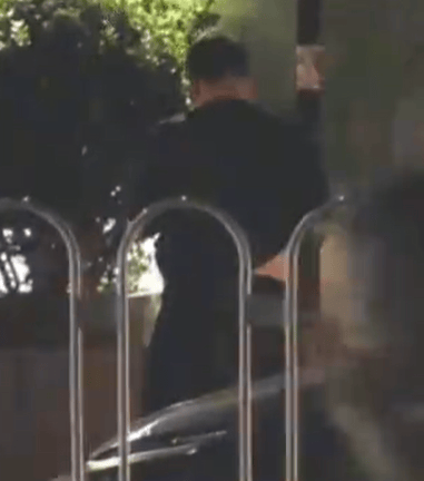 知名导演街头小便，回应了