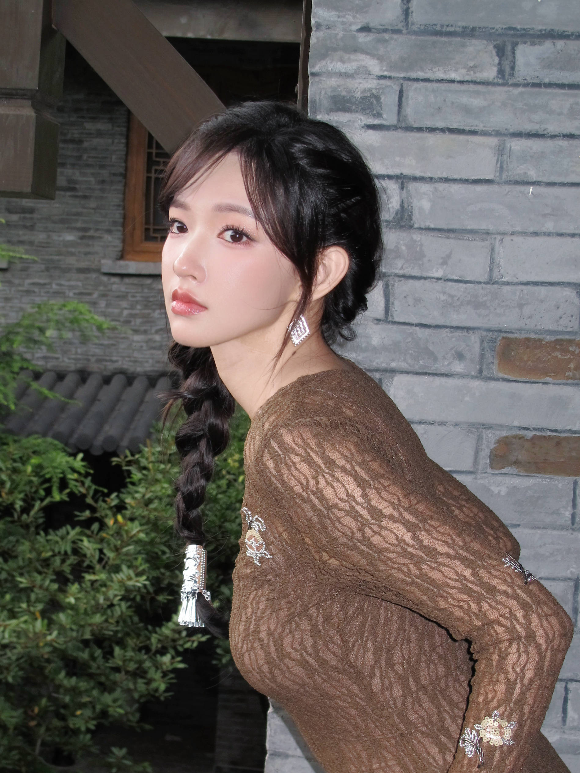 程潇穿白色连衣裙纯欲感拉满 扎着麻花辫发量超多令人羡慕