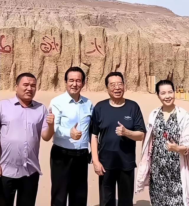 原创            李双江现身新疆，和小27岁妻子同框状态好，儿子李天一近况曝光