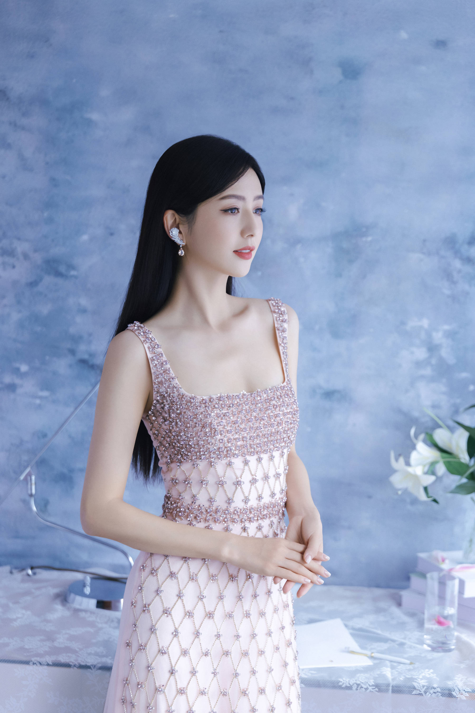 佟丽娅穿粉色镶钻吊带裙闪耀迷人 绽放甜美笑容气质优雅