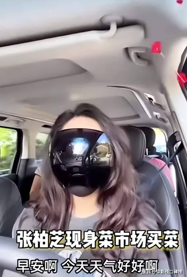 原创            张柏芝低调现身菜市场，一脸素颜毫无架子，送娃上学做饭两不误