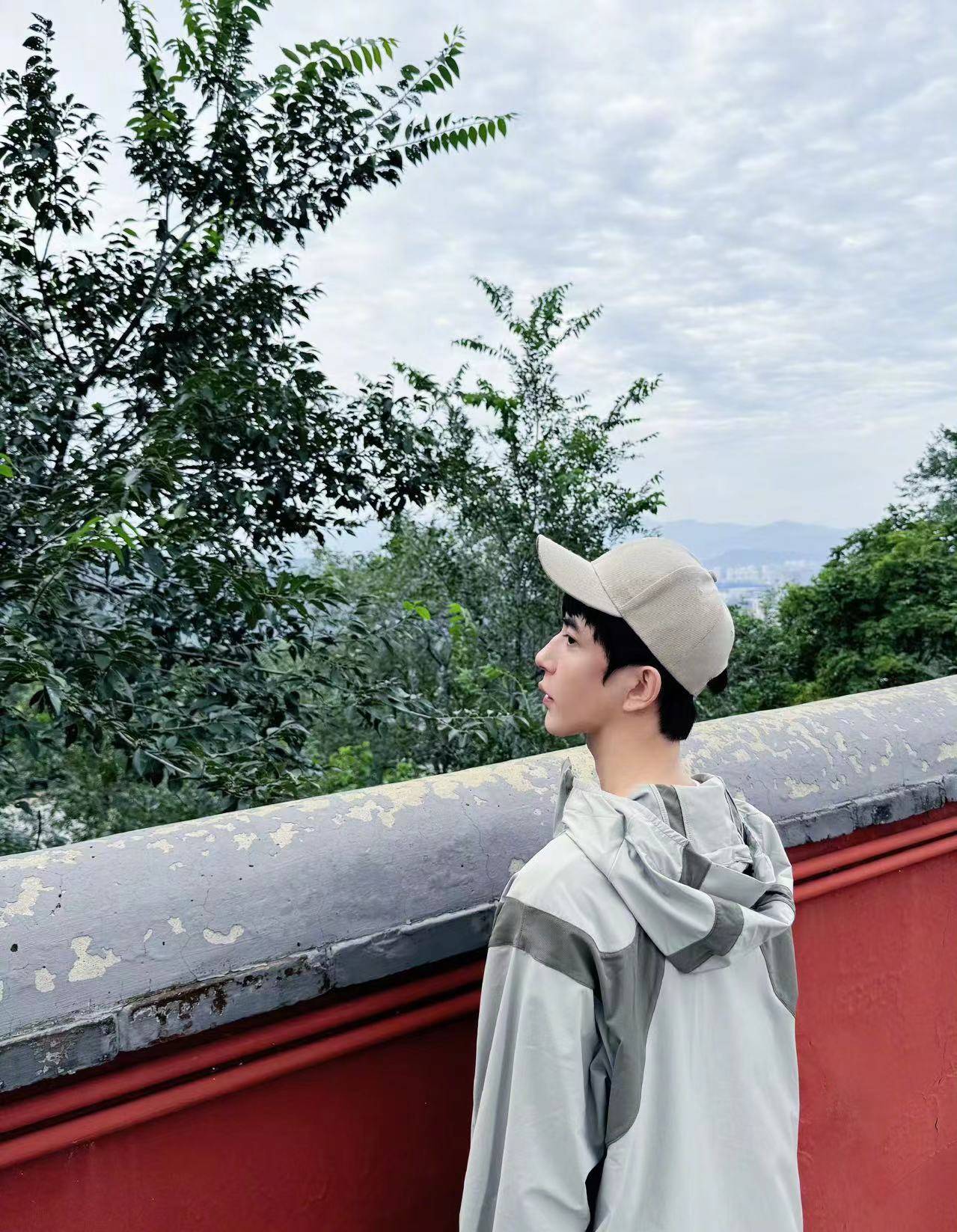 原创            二位演员疑发文悼念男星，其中一位秒删，还有一位认为是假