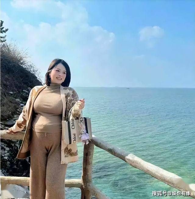 原创            43岁丰腴女子晒自拍，换来的都是嘲讽，女子：我有更多的优点