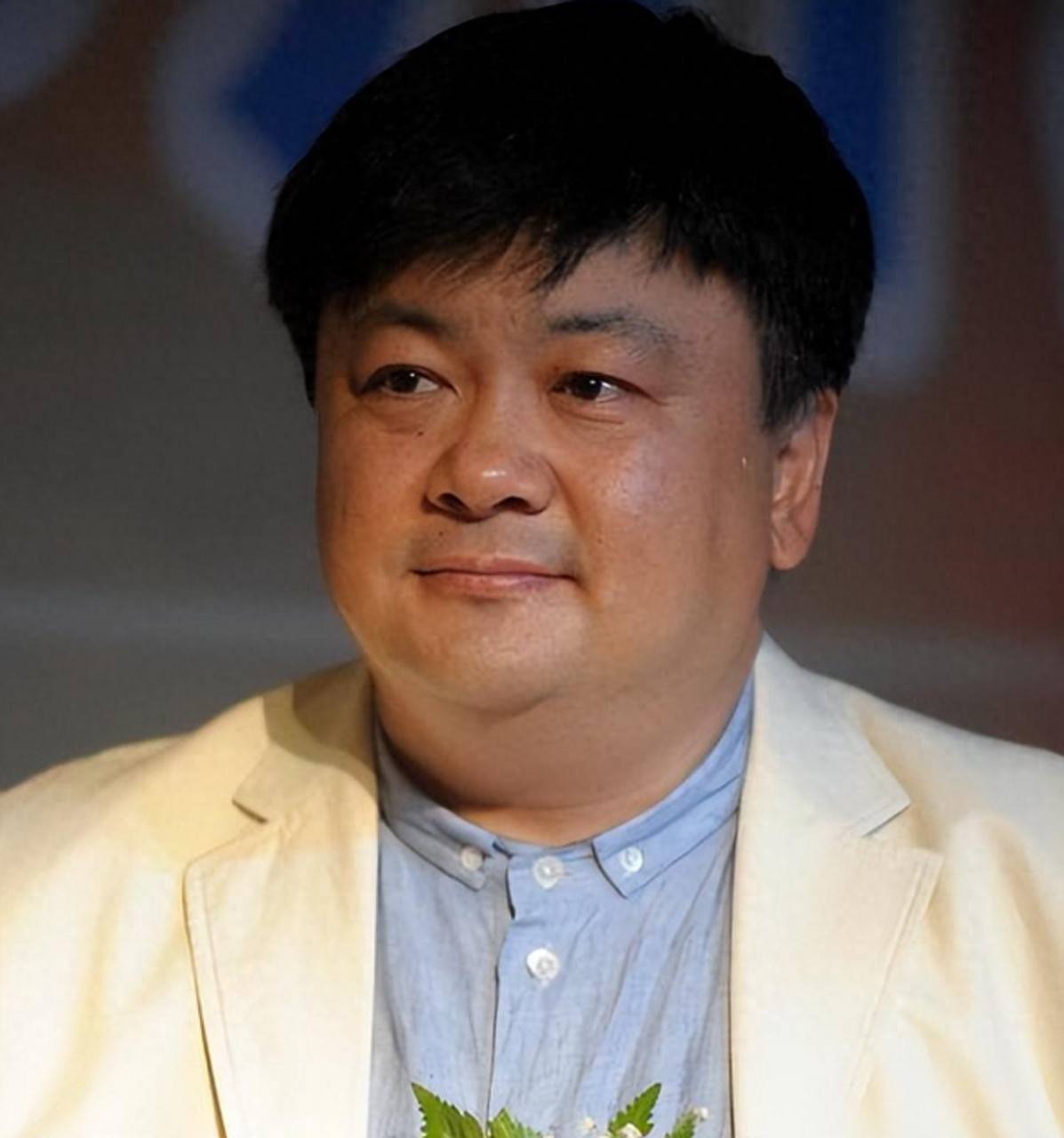 原创            曾是军艺校草，却被“癌症”折磨成胖子，扬言不给儿子留一分钱