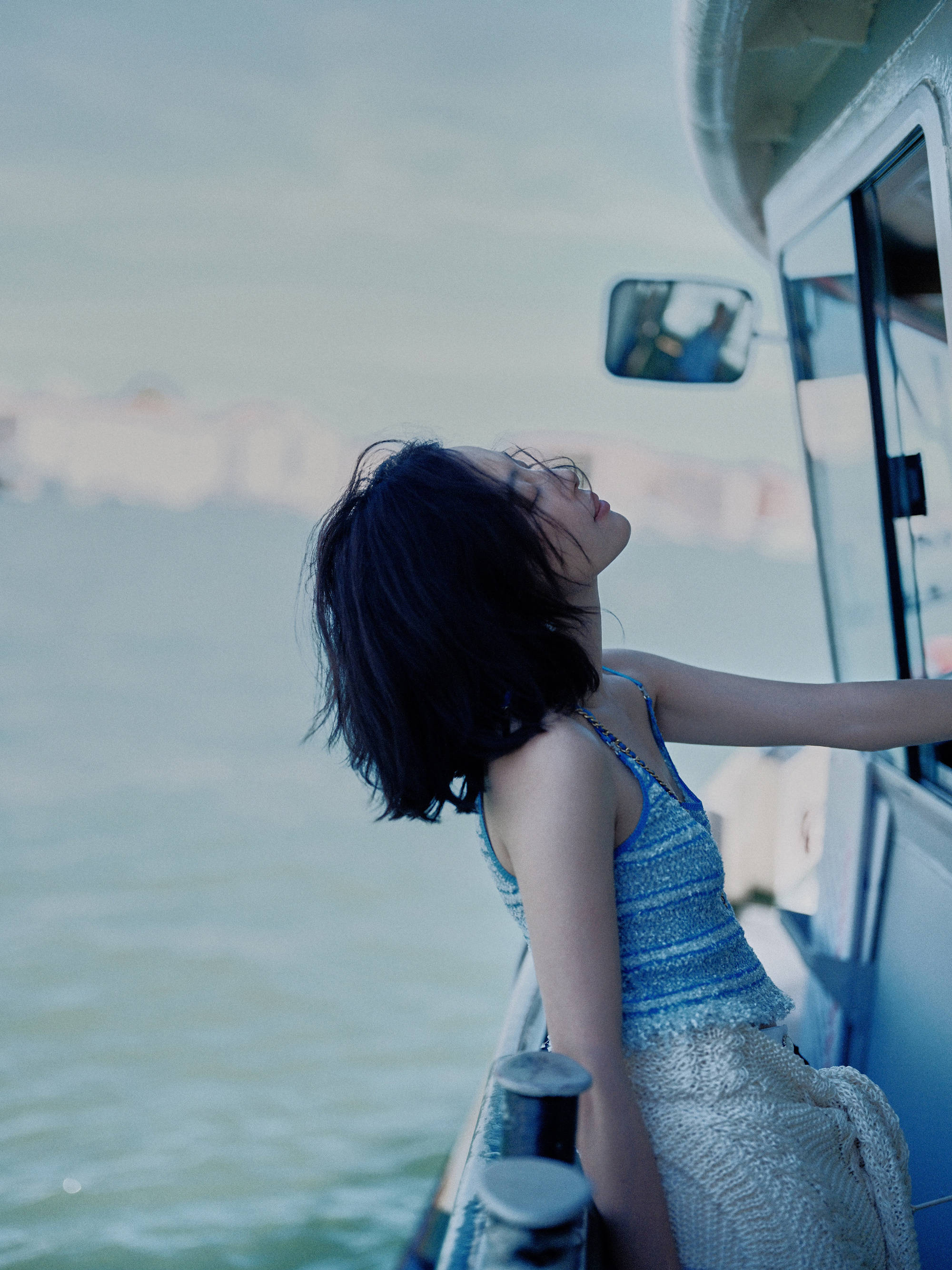 39岁辛芷蕾穿蓝色吊带好清凉！准备参加威尼斯电影节