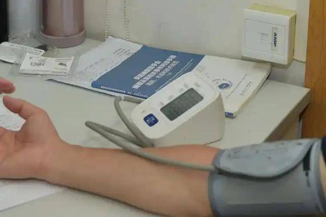 胆固醇“王者”被揪出：不只是肥肉，医生告诫：3物越吃血管越堵