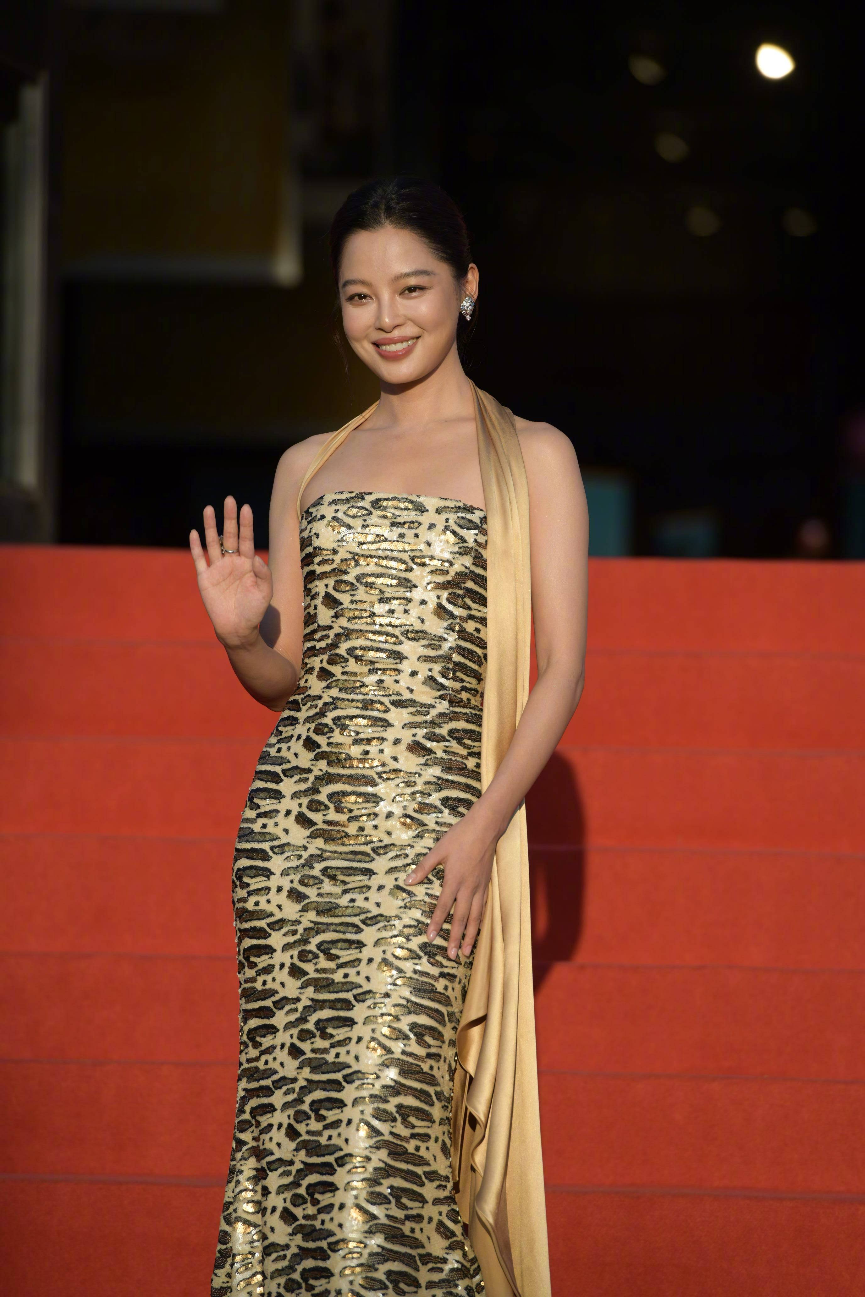 辛芷蕾亮相平遥电影展开幕红毯 一袭金色抹胸豹纹鱼尾裙靓丽霸气