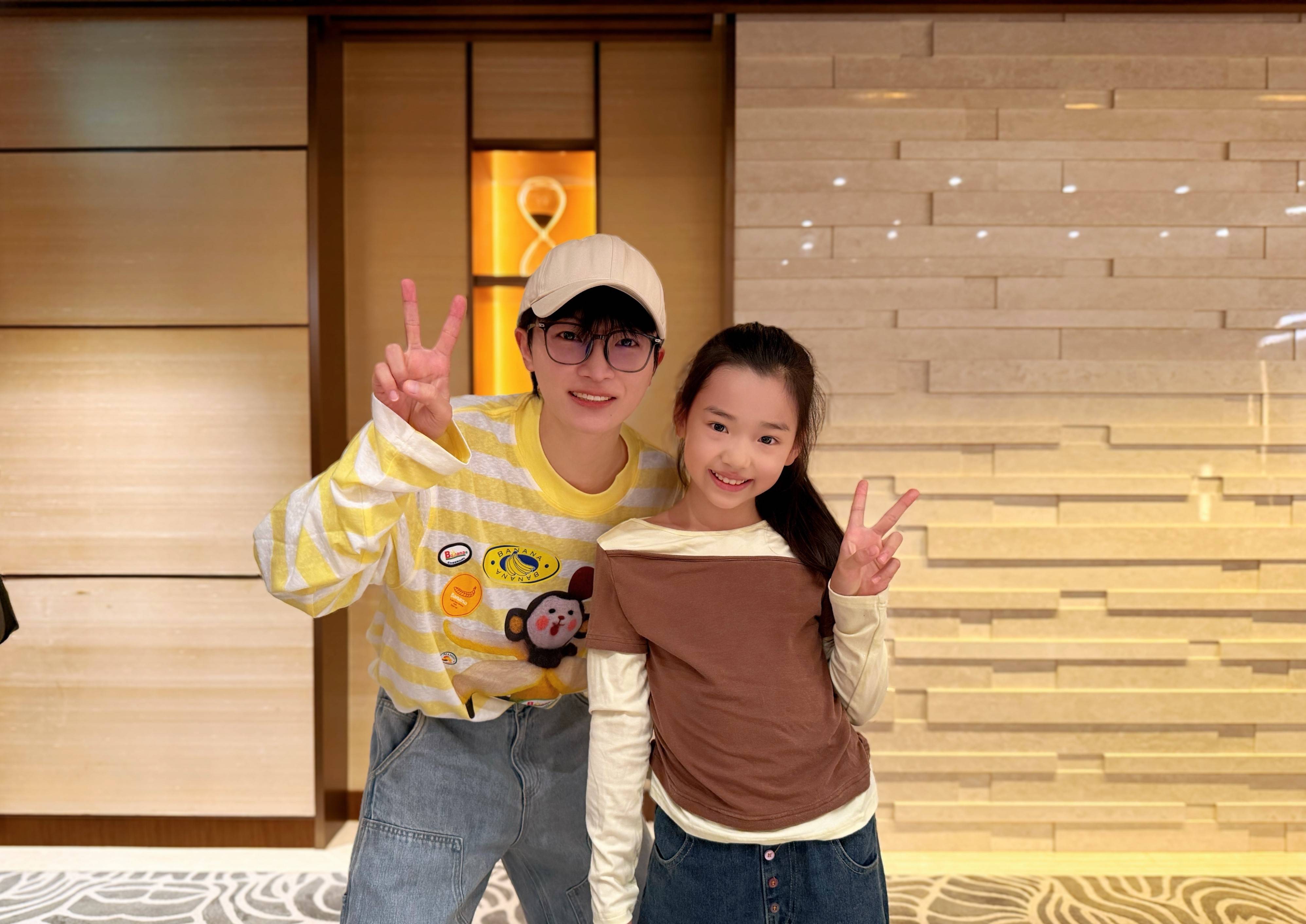 小酒窝晒与欧阳娜娜周深等明星合照 扎双丸子头俏皮活泼