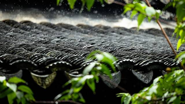 江苏百瑞赢健康提示：雨季湿气重，祛湿养生正当时