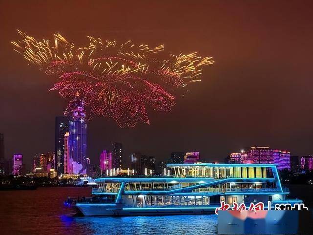 2025长江文化艺术季启幕 两江游船成“最佳观演位”