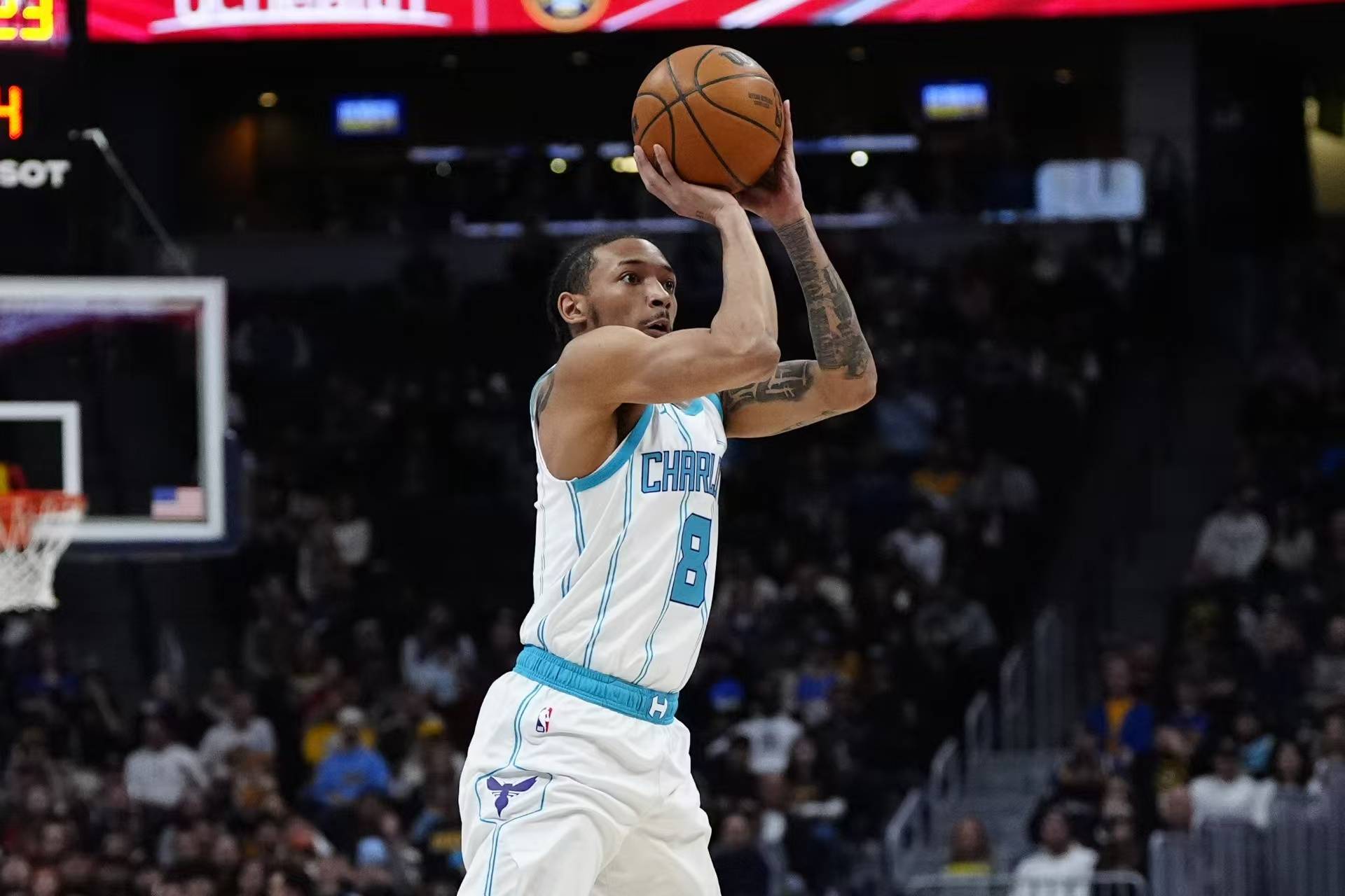 原创            NBA：湖人给小里+多个首轮？魔仙哥再遭重创，还有两笔裁员