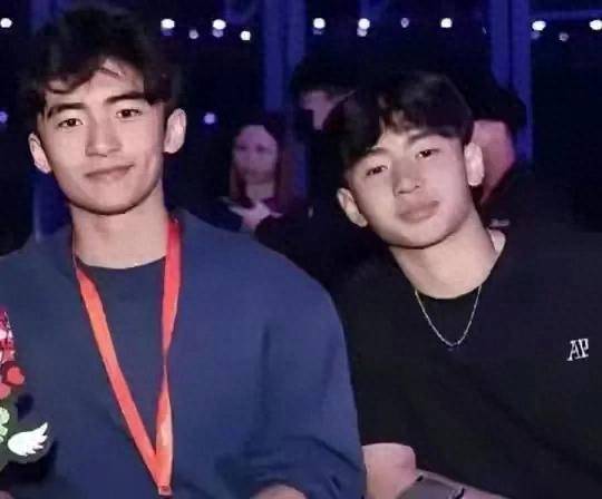 原创            谢霆锋晒出大儿子参与演出服制作，年纪越大越重视亲情，很有爱