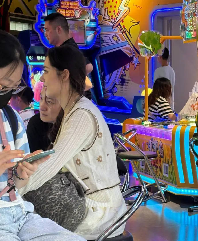 郭碧婷现身电玩城玩游戏 皮肤白皙气质松弛