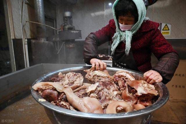 猪头肉再次成为关注焦点！医生提醒：常吃猪头肉的人，要注意4点