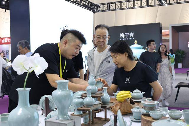 再成焦点！宝丰汝瓷亮相2025中国（淄博）国际陶瓷琉璃博览会