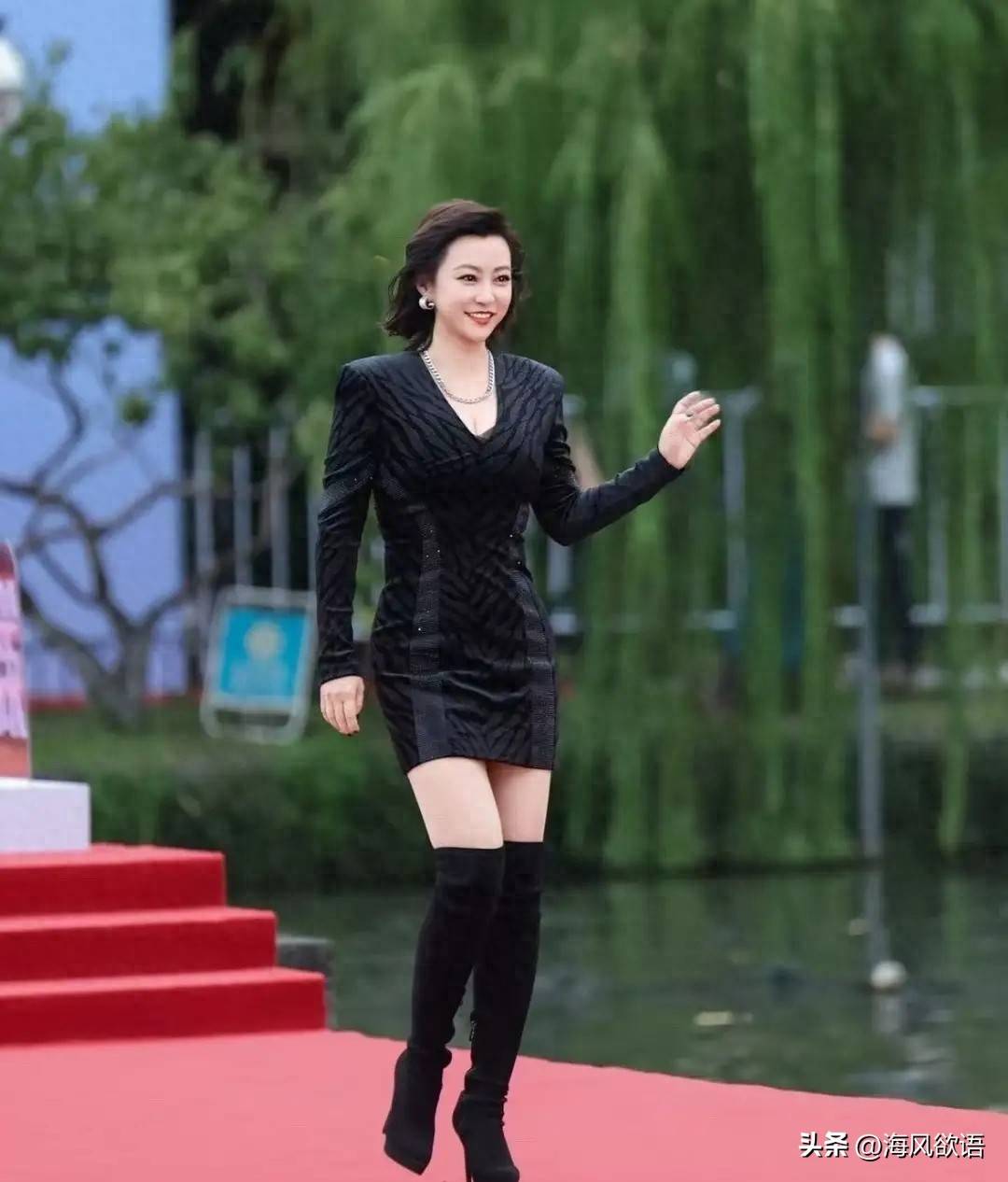 原创            郝蕾瘦出马甲线，10厘米高跟鞋踩出女王气场，又瘦又有肉太惊艳