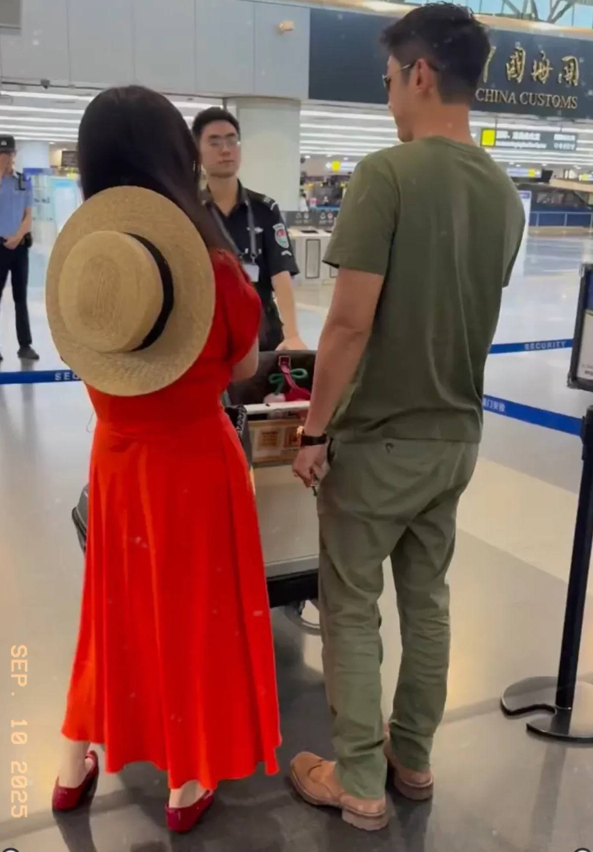 原创            霍思燕夫妇现身机场，穿红裙配红鞋美成新娘子，杜江站一边像保镖