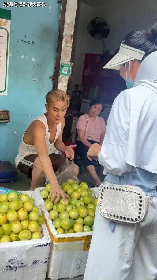 原创            吴克群广西街头卖水果！穿拖鞋装成本地人，真相：原来是在做这事