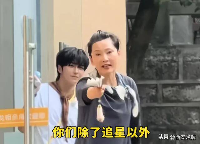 62岁女演员何赛飞公开喊话“结婚生子”！网友吵翻