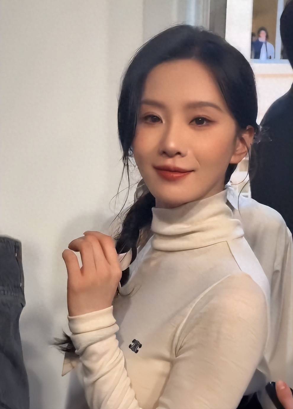 原创            刘诗诗空降上海！生图脸凹大小眼瘦成皮包骨，穿紧身裙臀又扁又塌