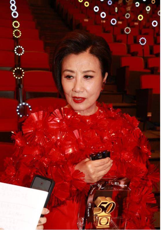 突发！汪明荃豪宅出口被大树堵住无法通行，圈中不少好友为其担心