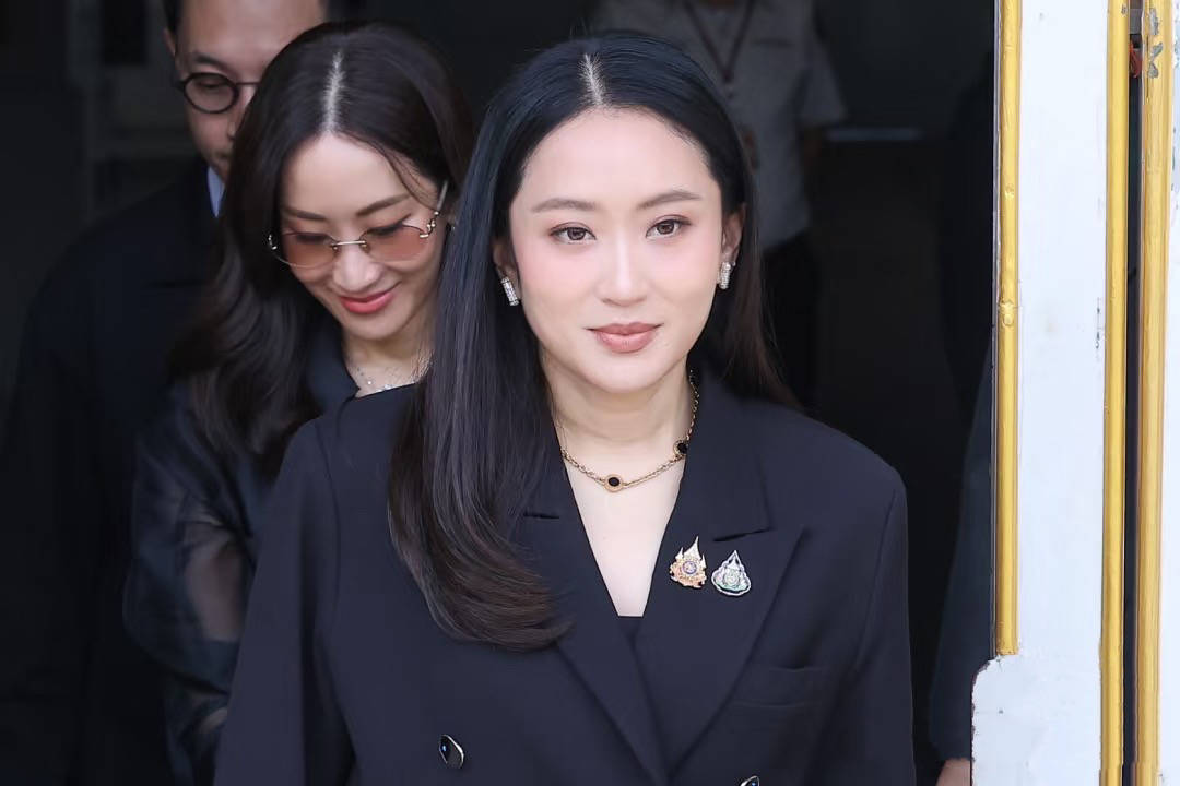 原创            他信女儿女婿都来探视了，四人穿黑衣很正式，还给父亲带了手写信