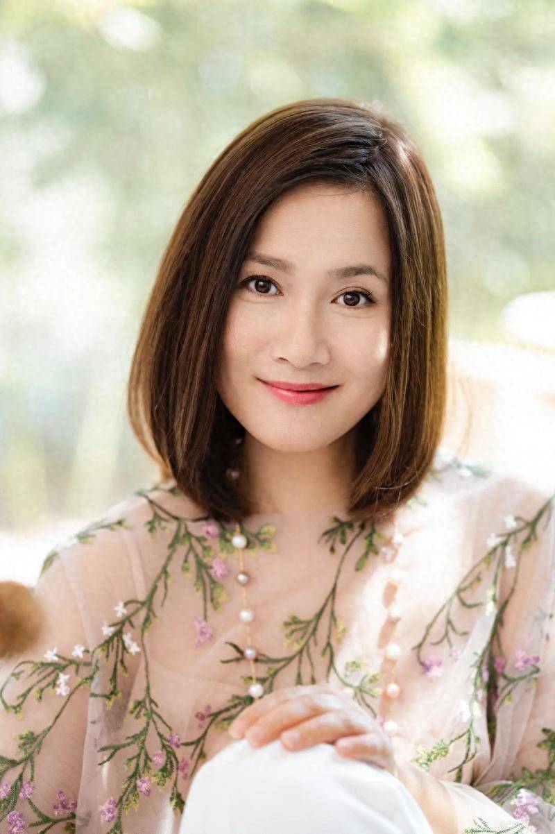原创            离婚后只字不提前夫侯勇，与女儿相依为命，现在47岁如冻龄少女