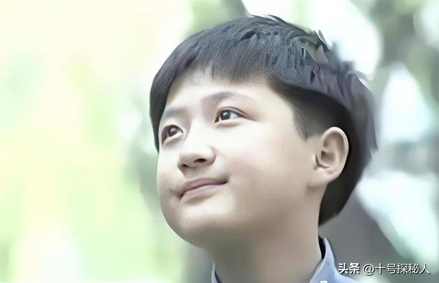 原创            他9岁走红，父母去世后败光千万家产，如今成精神病靠捡垃圾为生