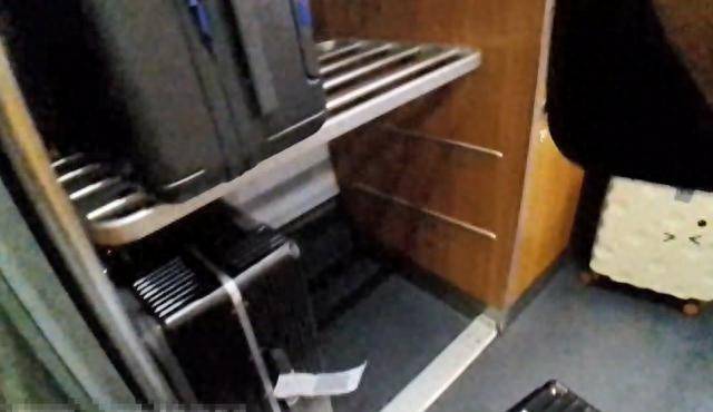 姑娘高铁上行李箱失踪，内含10万黄金珠宝，背后乌龙令人瞠目