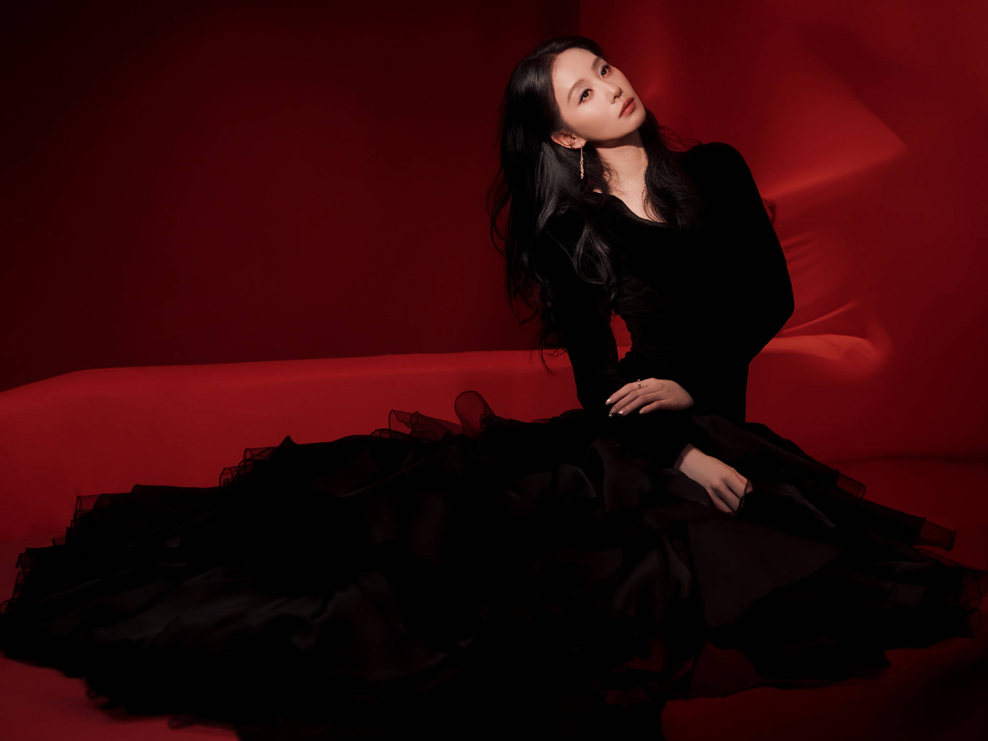 刘诗诗穿黑色V领礼裙美丽动人！宛若优雅黑天鹅气质佳