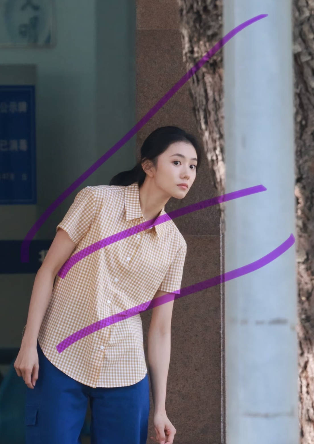 刘浩存新剧开拍路透释出 穿着格子衬衫好清纯