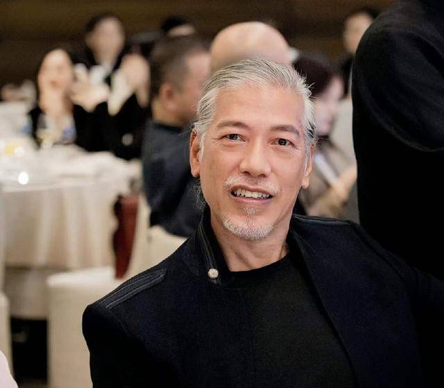 香港知名男星手拿雪茄，身材健硕越老越帅气，头发胡须全白