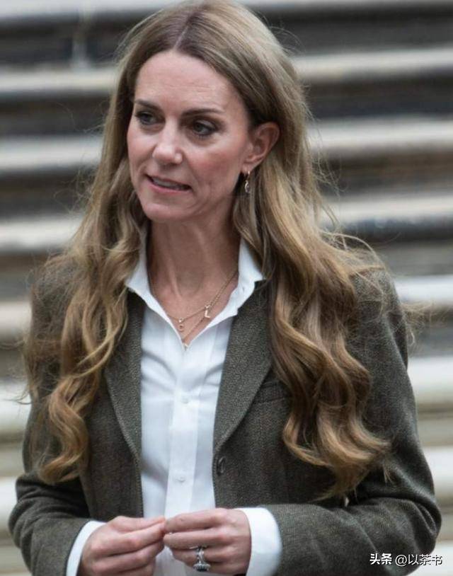 原创            凯特王妃回归露面！戴潦草假发身体暴瘦，可能有比癌症更可怕疾病