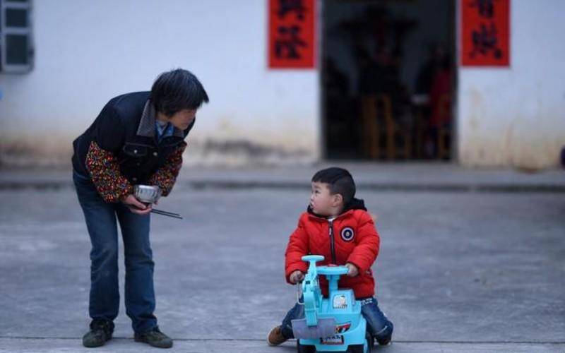 原创            农村老太沉迷打麻将，孙子被电死，她回家后下了四碗面条