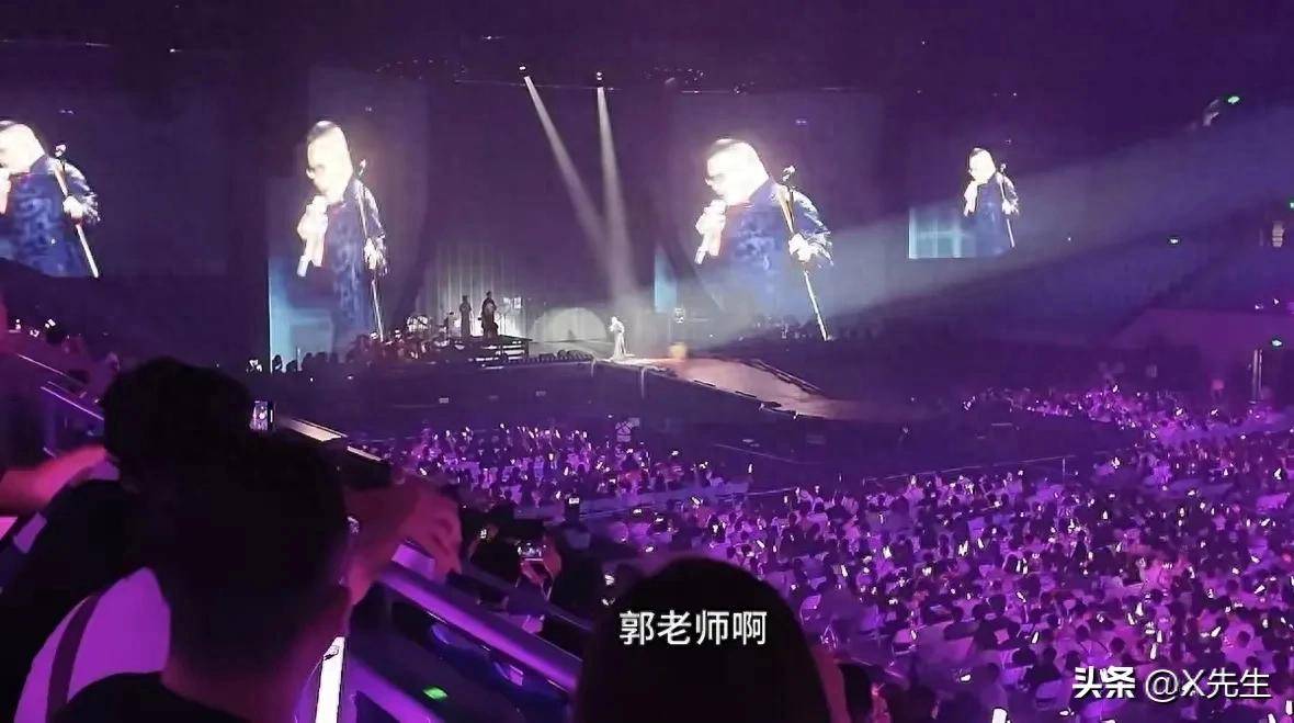 原创            岳云鹏妻子郑敏现身岳云鹏演唱会庆功宴，染黄毛个矮变胖有师娘范