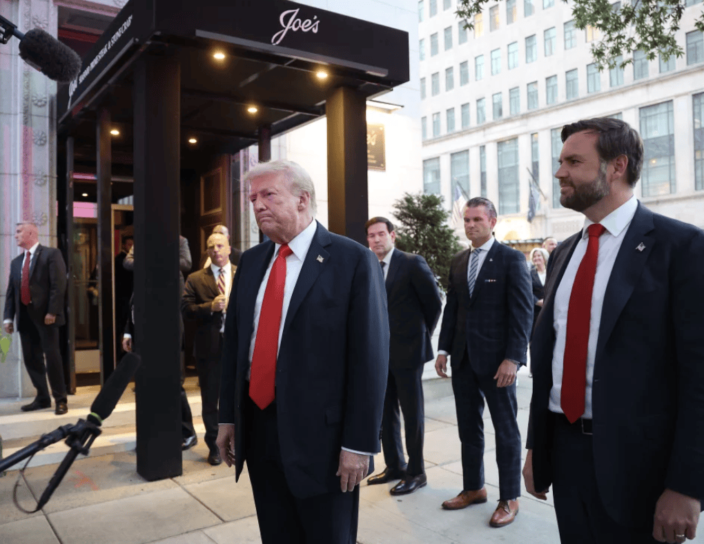 任内首次！特朗普在华盛顿外出就餐以示治安转好，部分不满者给餐厅一星差评