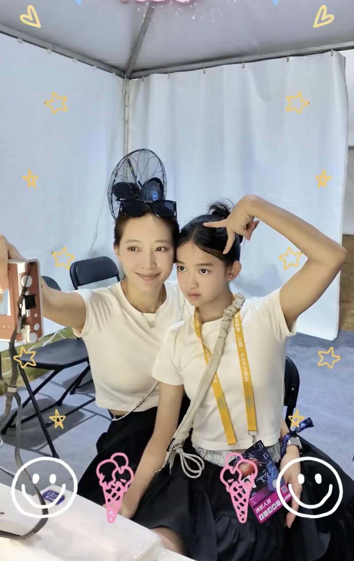 聂远女儿在韩庚演唱会上表演 夫妻俩雨中观看好有爱