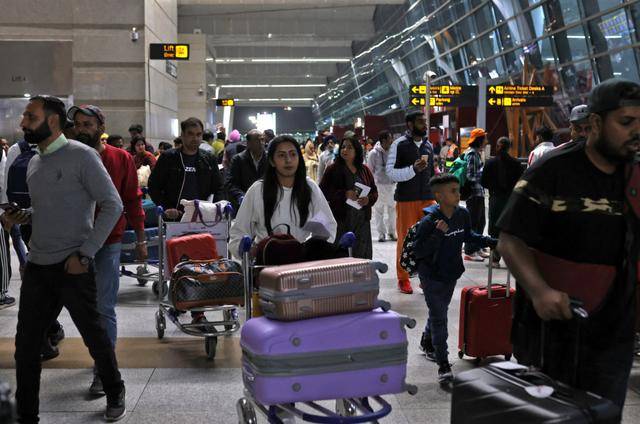 美国人组团抢票，印媒怒了！