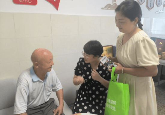 南昌市新建区人民医院：听障老人字画传情致谢志愿者