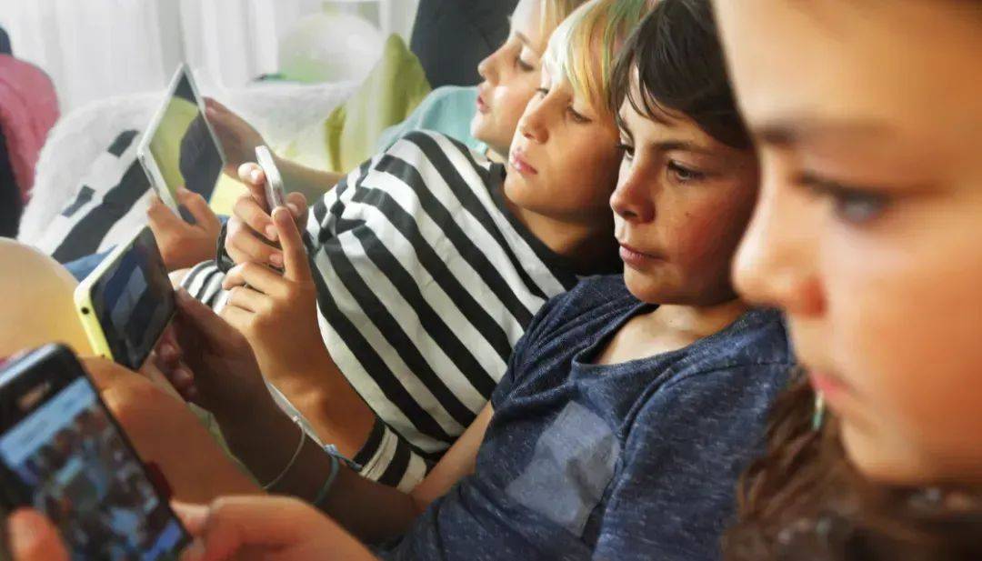 百恩提醒：用手机奖励孩子，是在喂他“精神鸦片”