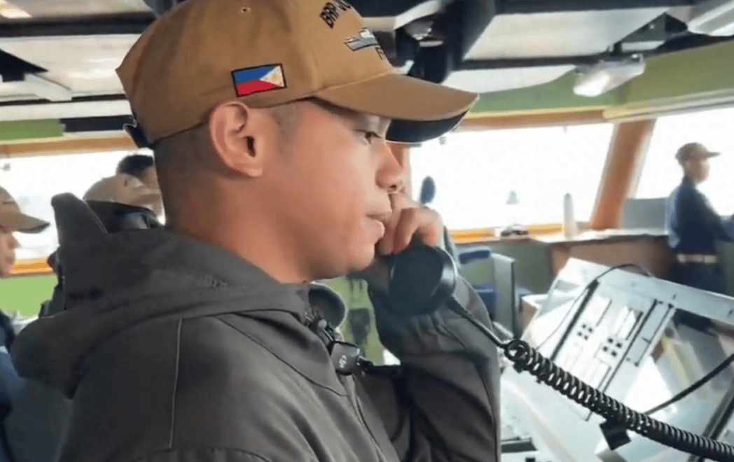 距离只有65公里！马尼拉湾以西发生激烈对峙，中方054A护卫舰贴近菲律宾海岸线