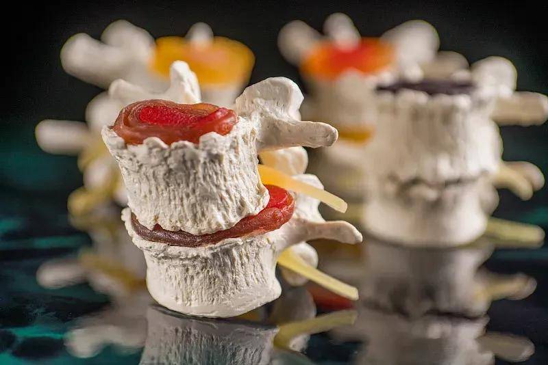 好端端坐着，猛地一站起来；或者弯腰捡个东西，突然一下直不起腰？咋回事呢