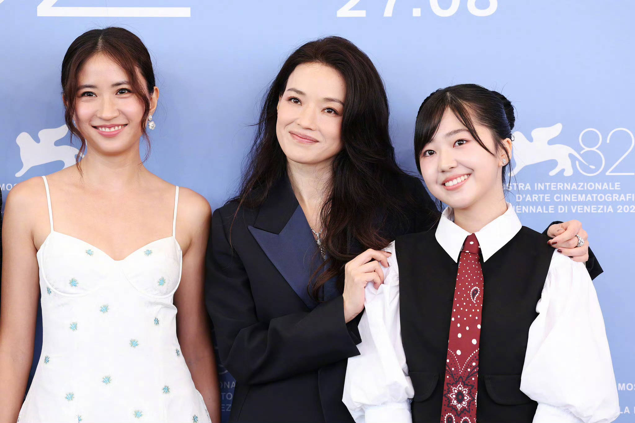 舒淇携新片亮相威尼斯电影节photocall 首当导演宠溺后辈好美好松弛